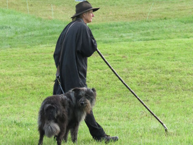 Entspannt erwarten Ute Svensson und Baff die Freigabe ihres Durchgangs | Foto: Susanne Lorch